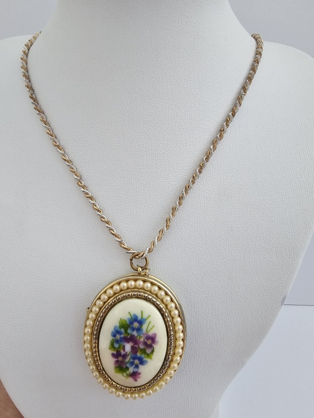 Vintage 1970s Avon "Sweet Violets" Locket – Gold Tone Floral Cameo Pendant
